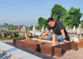 SYED HUSSIEN Syed Abdullah menziarahi pusara ayahnya, Allahyarham Syed Abdullah Syed Abdul Hamid di Tanah Perkuburan Islam Kampung Melayu hari ini.