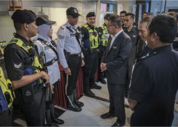 SAIFUDDIN Nasution Ismail beramah mesra selepas Majlis Perhimpunan Bulanan Kementerian Dalam Negeri (KDN) di Kompleks Setia Perkasa di Putrajaya, hari ini. - UTUSAN/FAIZ ALIF ZUBIR