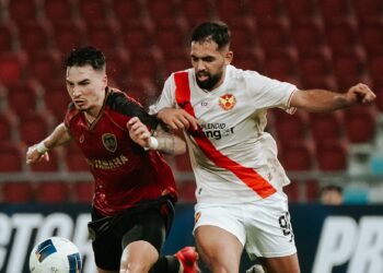 PENYERANG Selangor FC Ali Olwan cuba melepasi pertahanan Muangthong United pada aksi pertama Liga Juara-Juara Asia 2 di Stadium Rajamangala, kelmarin.-IHSAN SFC