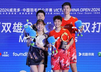 Goh Soon Huat-Shevon Jemie Lai (kiri) mengakhiri saingan Terbuka China sebagai naib juara selepas tewas kepada pasangan China, Feng Yan Zhe-Huang Dong Ping.-AFP