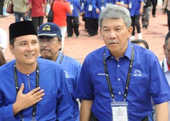 SYED HUSSIEN Syed Abdullah diiringi Timbalan Presiden UMNO, Datuk Seri Mohamad Hassan dan Naib Presiden UMNO, Datuk Johari Ghani ketika Hari Penamaan Calon DUN Mahkota di Dewan Tunku Ibrahim Ismail, Kluang, baru-baru ini. - UTUSAN/RAJA JAAFAR ALI