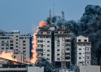 BANGUNAN Menara Palestin di bandar Gaza dibom semasa serangan udara Israel pada 7 Oktober 2023.- AFP