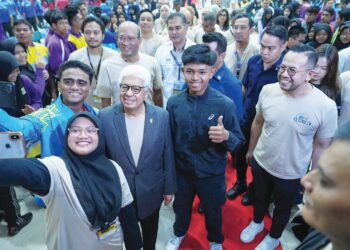 STEVEN Sim Chee Keong (dua dari kiri) dan Ahmad Fuzi Abdul Razak pada Majlis Perasmian Program YES! Rock the School Edisi Mega Pulau Pinang di Kampus Kejuruteraan USM Nibong Tebal, Pulau Pinang. – UTUSAN/SITI NUR MAS ERAH AMRAN