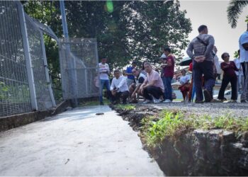 KERETAKAN pada tebing jalan berhampiran sebuah rumah dekat Taman Bukit Tinggi 2, terjadi akibat hakisan tebing di Sungai Aur, 
di Klang, Selangor.