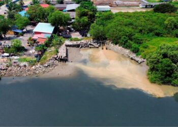 KEDUDUKAN kilang tayar betul-betul bersebelahan sungai disyaki membuang sisa-sisa bahan buangan mengakibatkan air sungai tercemar teruk dan bertukar hitam di Teluk Gong, Klang, Selangor.