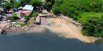 KEDUDUKAN kilang tayar betul-betul bersebelahan sungai disyaki membuang sisa-sisa bahan buangan mengakibatkan air sungai tercemar teruk dan bertukar hitam di Teluk Gong, Klang, Selangor.