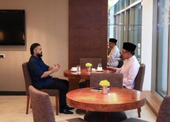 Tunku Ismail Sultan Ibrahim bersama Perdana Menteri Anwar Ibrahim.-IHSAN hrhcrownprinceofjohor