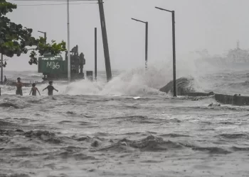 RIBUT tropika Yagi di Manila. -  FOTO AFP