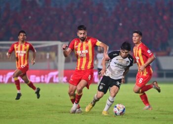 Pemain Terengganu FC (TFC) Akhyar Rashid (dua, kanan) dikawal ketat oleh pemain Selangor FC pada aksi Liga Super Malaysia 2024/2025 di Stadium Sultan Mizan Zainal Abidin, Gong Badak, semalam UTUSAN/PUQTRA HAIRRY