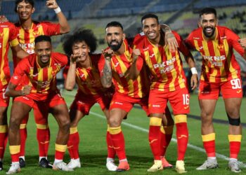 KUALA NERUS 29 September 2024 - Pemain Selangor FC (TFC) Ronnie Fernandez (tengah) meraikan jaringan gol bersama rakan pasukan ketika bertemu Terengganu FC (TFC) pada aksi Liga Super Malaysia 2024/2025 di Stadium Sultan Mizan Zainal Abidin, Gong Badak, semalam.UTUSAN/PUQTRA HAIRRY