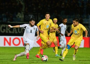 Pemain Terengganu FC (TFC) Manuel Ott (kiri) dikawal ketat pemain pasukan Dong A Thanh Hoa FC pada aksi kumpulan A Kejohanan Kelab ASEAN, Piala Shopee 2024/2025 di Stadium Sultan Mizan Zainal Abidin (SSMZA). -UTUSAN/PUQTRA HAIRRY