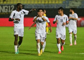 AKHYAR (tengah) meraikan gol jaringannya ketika menentang Dong A Thanh Hoa FC dalam Kejohanan Kelab ASEAN, kelmarin.