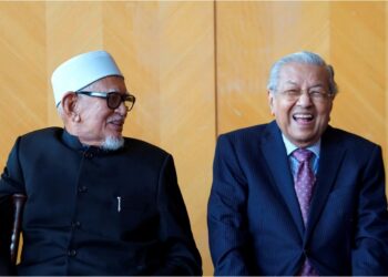 DR. MAHATHIR Mohamad bersama Panel Penasihat SG4, Tan Sri Abdul Hadi Awang pada sidang akhbar di sebuah hotel di Bangi, semalam. – UTUSAN/ILHAM ZAKARIA