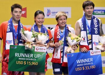 Chen Tang Jie-Toh Ee Wei menunjukkan pingat dimenangi mereka selepas menjuarai acara beregu campuran di Terbuka Korea Selatan di Stadium Tertutup Mokpo, semalam.-AFP