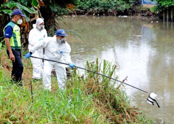 ANGGOTA  JAS Johor mengambil sampel air Sungai Pandan sambil diperhatikan oleh Mohd. Rashdan Topa (kiri) bagi mengenal pasti punca pencemaran bahan kimia di Kampung Melayu Pandan, Johor Bahru.