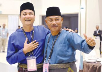 SYED HUSSIEN Syed Abdullah (kiri) bersama Mohamad Haizan Jaafar selepas kedua-duanya diumumkan sebagai calon PRK DUN Mahkota 
di Dewan Tunku Ibrahim Ismail, Kluang, semalam.