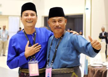 Calon BN Syed Hussien Syed Abdullah (kiri) bersama calon PN Mohamad Haizan Jaafar di pusat penamaan calon di Dewan Tunku Ibrahim Ismail  baru-baru ini.