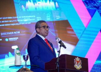 SHAMSUL Azri Abu Bakar ketika menyampaikan amanat pada Majlis Aspirasi Kepimpinan Ketua Setiausaha Negara Tahun 2024 di Putrajaya. - UTUSAN/FAISOL MUSTAFA