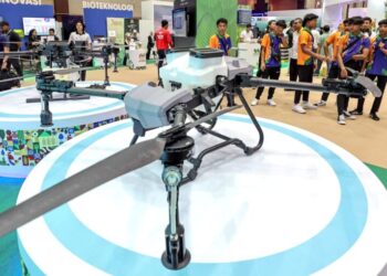 Dron bersaiz besar yang digunakan untuk meracun tanaman  dipamerkan sempena MAHA 2024 di Taman Ekspo  Pertanian Malaysia Serdang (MAEPS) di sini semalam.