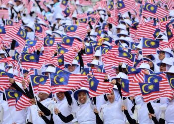 NASIONALISME  dan Islam di Indonesia mempengaruhi corak politik Malaya, kerana itu Jalur Gemilang dikatakan serupa dengan bendera Merah Putih, Indonesia. – UTUSAN/AMIR KHALID