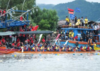 AKSI pasukan yang bertanding dalam pertandingan perahu panjang sempena Pesta Air Kuala Perlis 2024 di Kuala Perlis, semalam. - UTUSAN/IZLIZAN OTHMAN