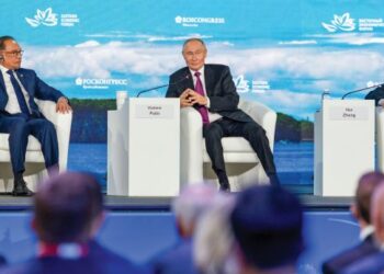 ANWAR Ibrahim bersama Presiden Rusia, Vladimir Putin ketika sesi Plenari Forum Ekonomi Timur Ke-9 (EEF 2024) di Vladivostok, Russia semalam. - FOTO/PEJABAT PERDANA MENTERI