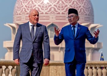 Anwar Ibrahim menerima kunjungan hormat Perdana Menteri New Zealand, Christopher Luxon di Pejabat Perdana Menteri di Putrajaya, semalam - PEJABAT PERDANA MENTERI