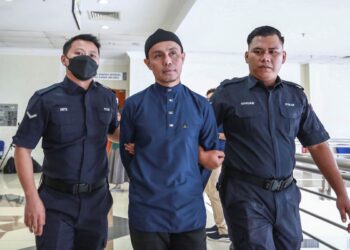 Azman Syah Alias hadir ke Mahkamah Sesyen bagi mendengar keputusan akhir pembelaannya berhubung pertuduhan melakukan amang seksual, di Klang, Selangor, semalam. – UTUSAN/AFIQ RAZALI