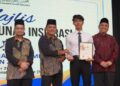 IRFAN DANISH Abdul Khalid menerima sijil penghargaan Ikon SPM 2023 sempena Majlis Anugerah Tunas Inspirasi MAIM 2024 di MITC, Ayer Keroh, Melaka, baru-baru ini.