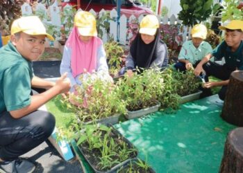 MURID-murid  membaja ketika waktu petang di Sekolah Kebangsaan Pusat Penyelidikan Pertanian Tun Razak (SKPPPTR), Tekam, Jerantut.