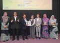 MUSTAPHA Sakmud ketika melancarkan empat buah buku pada majlis penutup    Seminar Serantau Isu Komuniti Siri Kelima (SSIK) 2024 di Serdang, Selangor baru-baru ini.