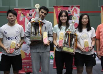 AIRA (tiga dari kiri) dan Abhay (dua dari kiri) bersama trofi masing-masing selepas menjuarai Kejohanan Skuasy Trofi Tuanku Muhriz di Seremban, Negeri Sembilan, semalam. - Ihsan PSNS