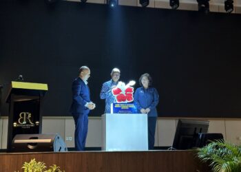 Zambry (tengah) ketika merasmikan Kongres GTEST 2024 anjuran UniMAP di Bertam, Kepala Batas, Pulau Pinang