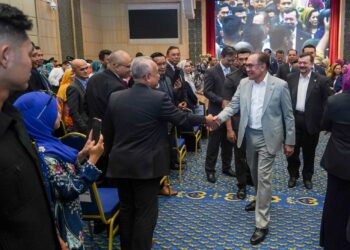 ANWAR Ibrahim ketika hadir pada Majlis Perhimpunan Bulanan MOF, di Putrajaya - UTUSAN/FAISOL MUSTAFA