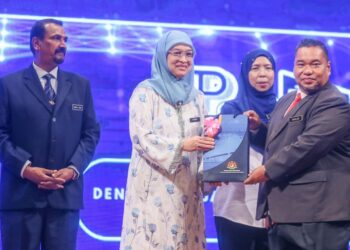 RUSMINI (dua dari kiri) ketika merasmikan Konvensyen Projek Pendidikan Digital STEM Pulau Pinang 2.0 (PesInPro 2.0) Peringkat Kebangsaan di Seberang Jaya, Pulau Pinang.-UTUSAN/SITI NUR MAS ERAH AMRAN