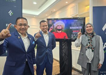 PENGASAS penganjur antarabangsa berkenaan, Khairul Amar Razali (tengah) bersama Ketua Pegawai Operasinya, Munira Mustafa ketika sidang akhbar Khabib Nurmagomedov Live In Malaysia 2024, di sini, hari ini.