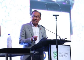 ANWAR Ibrahim berucap pada Majlis Sambutan Ulangtahun ke-30 Khazanah Nasional di Mitec di sini, hari ini. - FARIZ RUSADIO