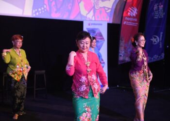 PENARI berbangsa Cina mengenakan pakaian kurung kebaya.