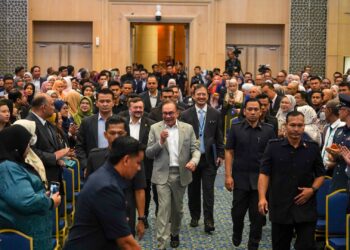 ANWAR Ibrahim ketika hadir perhimpunan bulanan MOF di Putrajaya. - UTUSAN/FAISOL MUSTAFA