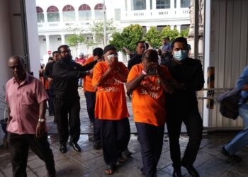 SEBAHAGIAN daripada 33 individu termasuk tiga orang doktor kanan tiba di pekarangan Mahkamah Majistret George Town di Pulau Pinang untuk mendapatkan perintah reman berhubung kes pemalsuan tuntutan hilang upaya Perkeso, hari ini.