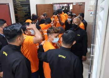 SEBAHAGIAN daripada 30 individu termasuk tiga doktor yang direman di Mahkamah Majistret George Town, Pulau Pinang berhubung kes pemalsuan tuntutan hilang upaya Perkeso yang melibatkan kerugian sehingga RM2.1 juta.-UTUSAN/IQBAL HAMDAN