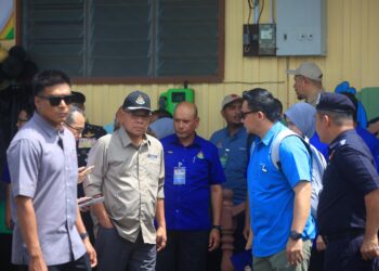 SAIFUDDIN Nasution Ismail (dua kiri) semasa hadir merasmikan Majlis Perasmian Baitul Mahabbah Tanah Merah Jabatan Imigresen di Depot Imigresen Tanah Merah, Kelantan-UTUSAN/KAMARUL BISMI KAMARUZAMAN.