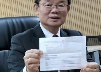 CHOW Kon Yeow menunjukkan surat pencalonan yang diterima daripada DAP Pusat mengenai pencalonannya pada sesi pemilihan Jawatankuasa DAP Pulau Pinang dalam sidang akhbar di George Town, Pulau Pinang