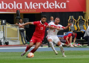 PEMAIN Lubnan, Nassar Nassar (kanan) merebut bola dari pemain Tajikistan, Khusrav Toirov pada perlawanan Pestabola Merdeka 2024 antara Lubnan menentang Tajikistan di Stadium Nasional Bukit Jalil di sini, hari ini. UTUSAN/FARIZ RUSADIO