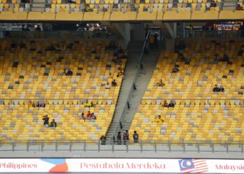 HANYA 3,000 keping tiket terjual terjual untuk aksi Malaysia menentang Filipina pada perlawanan Pestabola Merdeka, di Stadium Nasional Bukit Jalil, hari ini. - UTUSAN/FARIZ RUSADIO