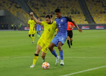 KUALA LUMPUR 4 SEPTEMBER 2024 - Pemain Filipina, Paul Bismarck Tabinas (kanan) merebut bola dari Pemain Malaysia, Daniel Sang Ting pada perlawanan Pestabola Merdeka 2024 antara Malaysia menentang Filipina di Stadium Nasional Bukit Jalil di sini, hari ini. - UTUSAN/FARIZ RUSADIO