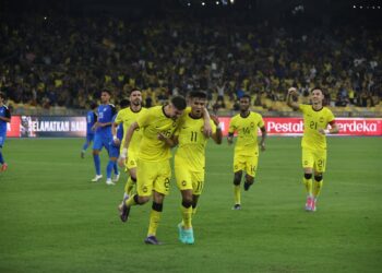 SAFAWI Rashid meraikan jaringan kemenangan Malaysia menentang Filipina pada perlawanan Pestabola Merdeka di Stadium Nasional Bukit Jalil, hari ini. - UTUSAN/FARIZ RUSADIO