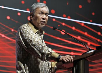 AHMAD Zahid Hamidi berucap dalam Persidangan Undang-Undang Antarabangsa Mengenai Ancaman Dalam Talian di Pusat Kovensyen Kuala Lumpur (KLCC) di sini, hari ini. - UTUSAN/AMIR KHALID