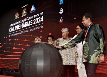 AHMAD Zahid Hamidi merasmikan Persidangan Undang-Undang Antarabangsa Mengenai Ancaman Dalam Talian di Pusat Kovensyen Kuala Lumpur (KLCC) di sini, hari ini. - UTUSAN/AMIR KHALID