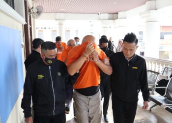 TIGA lagi individu termasuk dua orang pakar ortopedik dihadapkan ke Mahkamah Majistret George Town, Pulau Pinang hari ini susulan kes pemalsuan tuntutan Perkeso sekali gus menjadikan jumlah individu yang direman secara keseluruhan adalah seramai 36 orang.-UTUSAN/IQBAL HAMDAN